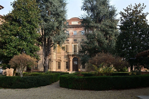 Il Castello dei Conti Piossasco con il giardino.